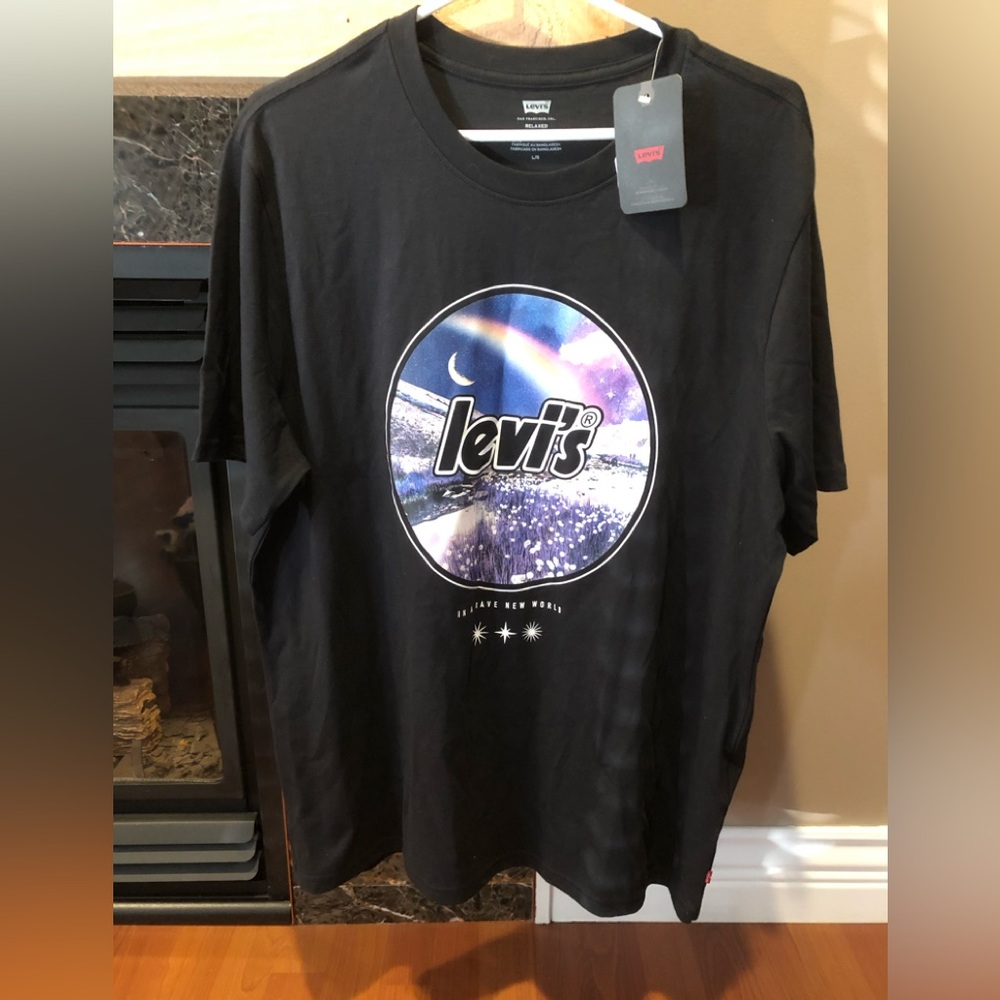 Levi’s size large tee